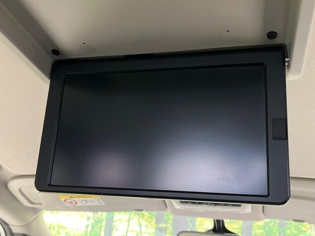 【フリップダウンモニター】大画面モニターで後席でもエンタメをお楽しみいただけます。小さなお子様にも大人気の装備です♪