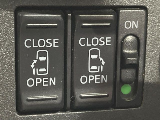【両側パワースライドドア】スマートキーや運転席のスイッチで後席両側スライドドアの開閉が可能♪電動だから力を入れてドアを開ける必要が無く、小さなお子様でも簡単に開け閉めでき快適です♪