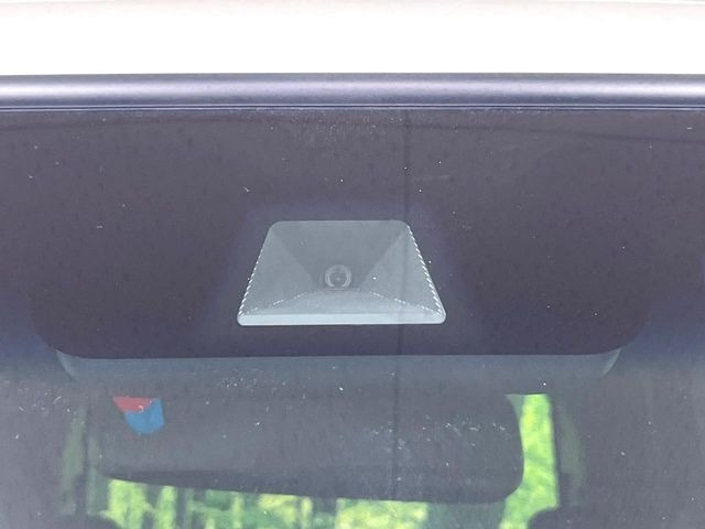 【ホンダセンシング】走行中に前方の車両等を認識し、衝突しそうな時は警報とブレーキで衝突回避と被害軽減をアシスト。より安全にドライブをお楽しみいただけます。