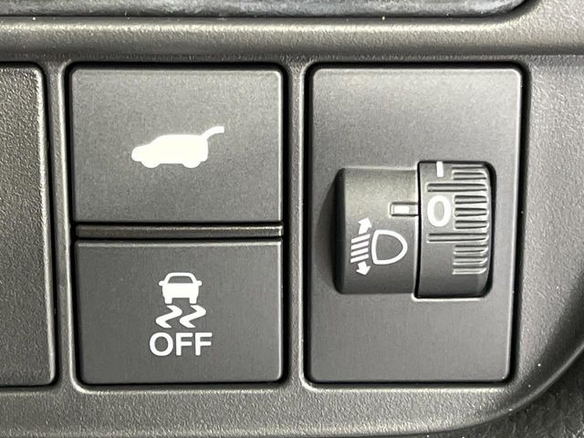 【パワーバックドア】スマートキーや運転席のボタンを押すだけでリアゲートが自動で開閉します!荷物を持っている時や、高い位置にあるバックドアを閉める際に便利な機能です♪