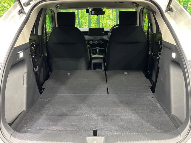 普段のお買い物や通勤、送迎等に十分な荷室スペースを確保しております。セカンドシートを倒すと、大きな荷物の積載も可能です♪