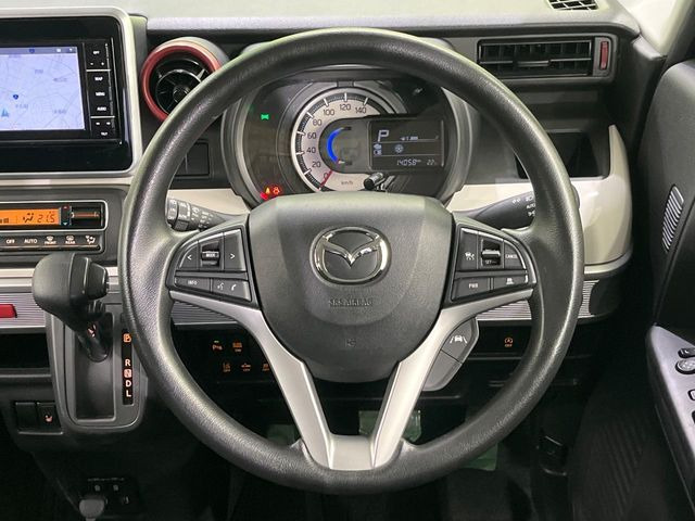 インテリアに合わせたデザインのステアリングは、運転される方のことも考え、運転しやすい形状、大きさです。是非一度、実際に触ってお確かめください。