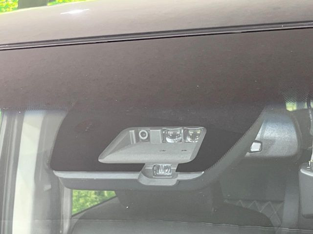 【三菱e-Assist】走行中に前方の車両等を認識し、衝突しそうな時は警報とブレーキで衝突回避と被害軽減をアシスト。より安全にドライブをお楽しみいただけます。