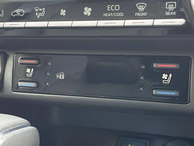 【シートヒーター&ベンチレーション】夏場は涼しい風でお尻や背中の熱やムレを防ぎ、冬はエアコンよりも早く温まってポカポカに!季節を問わず快適に過ごせます。