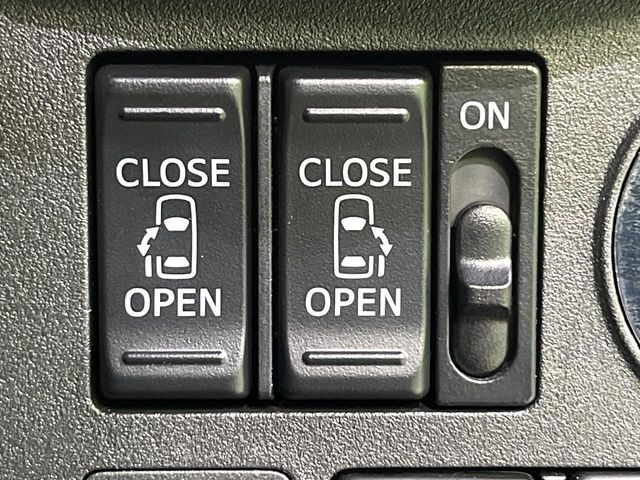 【両側パワースライドドア】スマートキーや運転席のスイッチで後席両側スライドドアの開閉が可能♪電動だから力を入れてドアを開ける必要が無く、小さなお子様でも簡単に開け閉めでき快適です♪