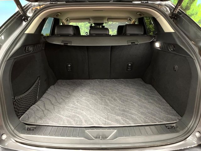 積み下ろしのしやすいデッキにはたっぷりと荷物を積み込んでいただけます。遊びから仕事まで、様々なシーンで頼れます♪
