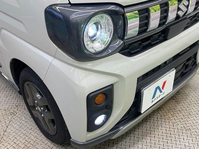 【LEDヘッドライト】悪天候や夜間走行時も良好な視界を確保し安心して運転できる高輝度LEDヘッドライトを装備!点灯速度が早く、消費電力も抑えられています。