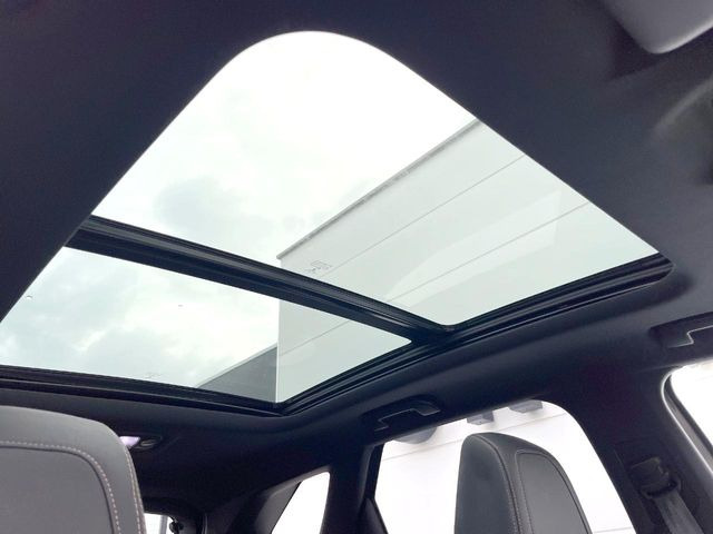 ●サンルーフ:開放感たっぷりの希少装備、サンルーフが装着されています!車内に明かりを取り入れたり景色を楽しむ以外にも、車内の空気も簡単に換気できて快適です!