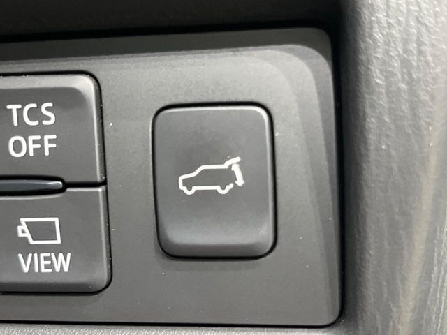 【パワーバックドア】スマートキーや運転席のボタンを押すだけでリアゲートが自動で開閉します!荷物を持っている時や、高い位置にあるバックドアを閉める際に便利な機能です♪