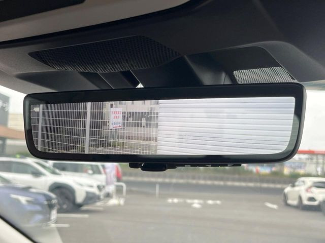 【スマートリヤビューミラー】後席の大きな荷物や同乗者で後方が確認しづらい時でも安心!カメラが撮影した車両後方の映像をルームミラー内に表示。クリアな視界で状況の確認が可能です!