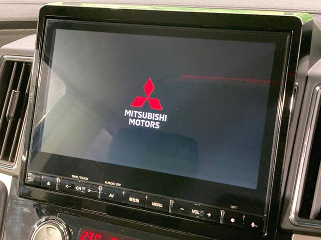 【大画面ナビ】人気の大型10.1インチナビを装備。存在感のある大画面はインパクト大!ナビ利用時のマップ表示は見やすく、テレビやDVDは臨場感がアップ!いつものドライブがグッと楽しくなります♪