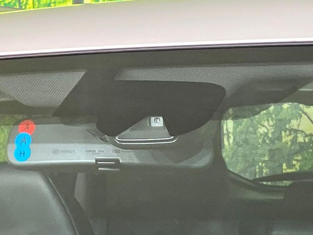 【エマージェンシーブレーキ】走行中に前方の車両等を認識し、衝突しそうな時は警報とブレーキで衝突回避と被害軽減をアシスト。より安全にドライブをお楽しみいただけます。