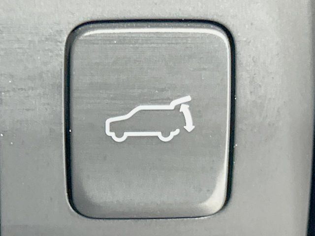 【パワーバックドア】スマートキーや運転席のボタンを押すだけでリアゲートが自動で開閉します!荷物を持っている時や、高い位置にあるバックドアを閉める際に便利な機能です♪