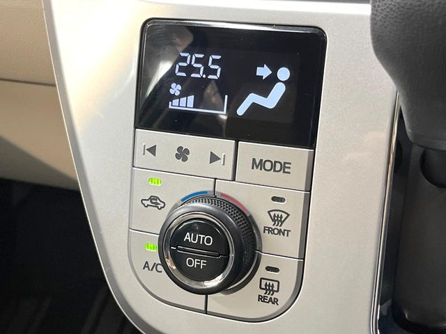 【オートエアコン】一度お好みの温度に設定すれば、車内の温度を検知し風量や温度を自動で調整。暑い&hellip;寒い&hellip;と何度もスイッチ操作をする必要はありません。快適な車内空間には必須の機能ですね♪