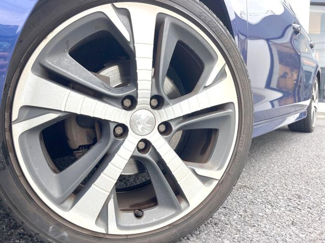 ●純正18インチアルミホイール:輸入車ならではの卓越した走りを支えるホイールと足回りです!日本車の走りに慣れている方にもぜひ体感して頂きたいほど、高いレベルでまとまっています!