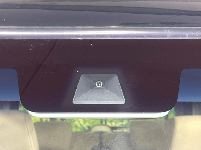 【ホンダセンシング】走行中に前方の車両等を認識し、衝突しそうな時は警報とブレーキで衝突回避と被害軽減をアシスト。より安全にドライブをお楽しみいただけます。