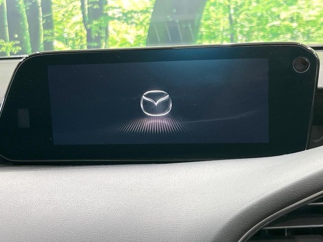 【8.8インチマツダコネクト】車内の雰囲気にマッチした大型のディスプレイ。スマホ接続でのナビ使用やBluetooth再生等、様々な機能が楽しめます。直感的なダイヤル操作が可能で、使い勝手も良好です。