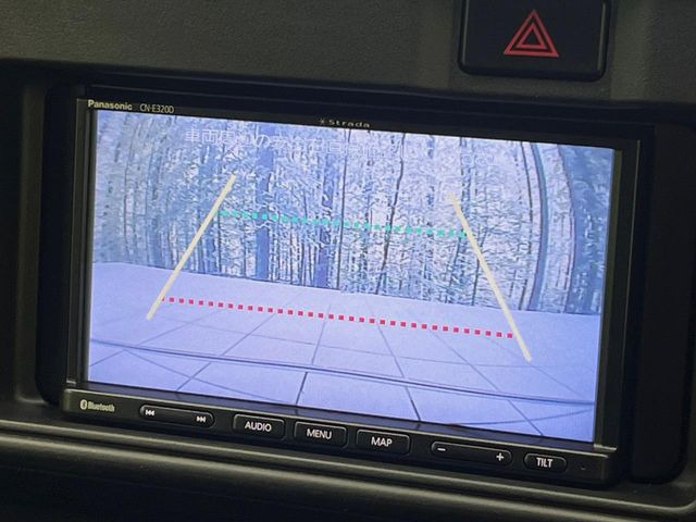 【バックカメラ】駐車時に後方がリアルタイム映像で確認できます。大型商業施設や立体駐車場での駐車時や、夜間のバック時に大活躍!運転スキルに関わらず、今や必須となった装備のひとつです!