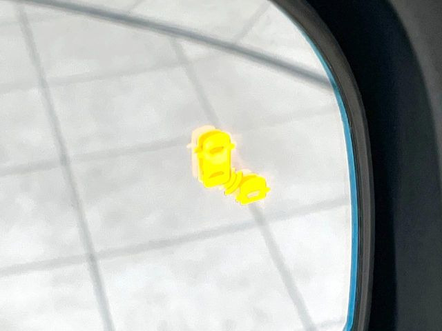 【ブラインドスポットインフォメーション】走行中、ドアミラーの死角になりやすい箇所に後続車が接近するとサイドミラー付近に警告を表示、ドライバーに注意喚起をしてくれます。