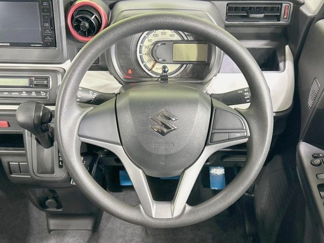 �C���e���A�ɍ��킹���f�U�C���̃X�e�A�����O�́A�^�]�������̂��Ƃ��l���A�^�]���₷���`��A�傫���ł��B�����x�A���ۂɐG���Ă��m���߂��������B