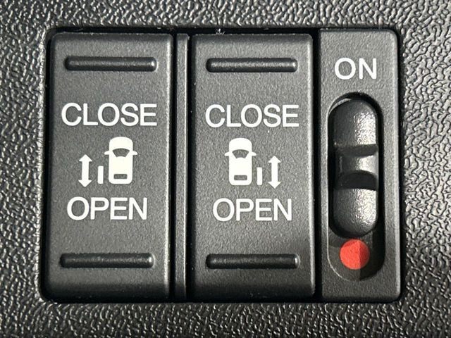 【両側パワースライドドア】スマートキーや運転席のスイッチで後席両側スライドドアの開閉が可能♪電動だから力を入れてドアを開ける必要が無く、小さなお子様でも簡単に開け閉めでき快適です♪