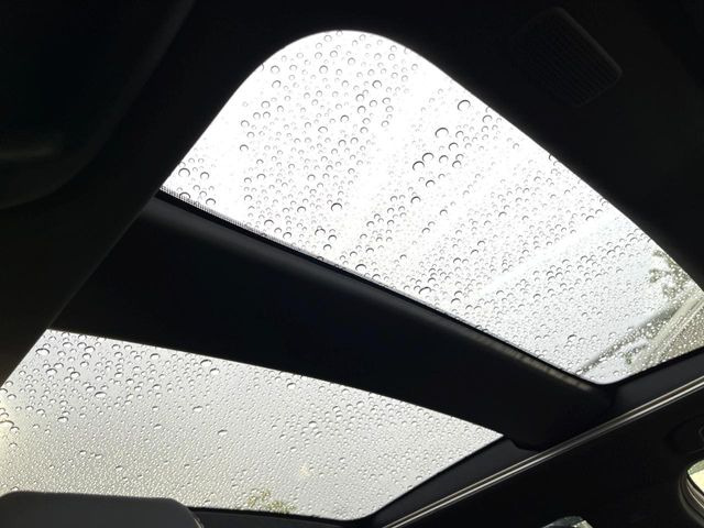 【パノラマルーフ】大型のガラスルーフ搭載で車内の解放感が一気にアップ!開放的なドライブをお楽しみいただけます。