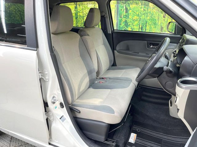 運転席シート廻りは使用感も少なく、良好な状態となっています。前オーナー様が丁寧に使っていたことがよくわかりますね。