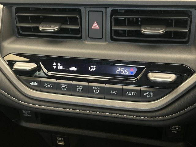 【オートエアコン】一度お好みの温度に設定すれば、車内の温度を検知し風量や温度を自動で調整。暑い&hellip;寒い&hellip;と何度もスイッチ操作をする必要はありません。快適な車内空間には必須の機能ですね♪