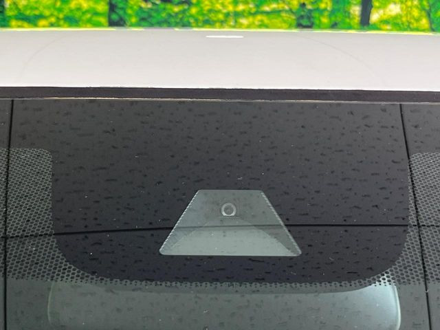 【ホンダセンシング】走行中に前方の車両等を認識し、衝突しそうな時は警報とブレーキで衝突回避と被害軽減をアシスト。より安全にドライブをお楽しみいただけます。