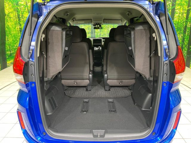 後席を格納すると、これだけの広さが!シーンに合わせたシートアレンジで、大きな荷物も積むことが出来ます♪