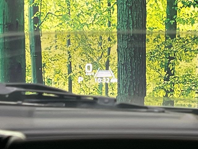 【ヘッドアップディスプレイ】現在の速度や走行情報をデジタル表示で運転席前方のガラスに投影!運転中、目線をずらさず必要な情報を確認できるのでとっても便利で安心!