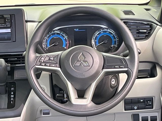 �C���e���A�ɍ��킹���f�U�C���̃X�e�A�����O�́A�^�]�������̂��Ƃ��l���A�^�]���₷���`��A�傫���ł��B�����x�A���ۂɐG���Ă��m���߂��������B