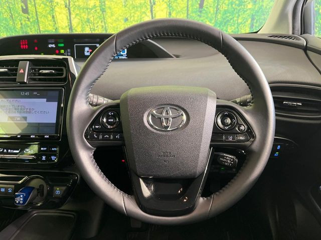 インテリアに合わせたデザインのステアリングは、運転される方のことも考え、運転しやすい形状、大きさです。是非一度、実際に触ってお確かめください。