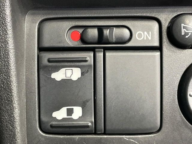 【パワースライドドア】スマートキーや運転席のスイッチでスライドドアの開閉が可能♪電動だから力を入れてドアを開ける必要が無く、小さいお子様でも、重い荷物を持っている時もラクに開け閉めできます♪