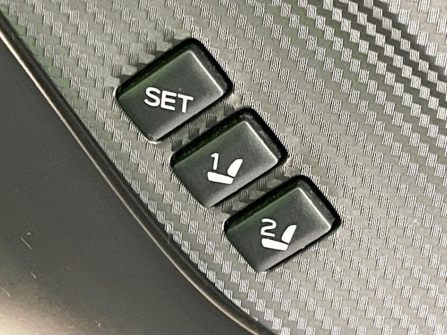 【メモリー機能付きパワーシート】ドライバーごとに設定したシート位置を記憶して、ボタン一つで切り替えできる便利な機能!運転する方が複数名いらっしゃるご家庭におすすめです♪