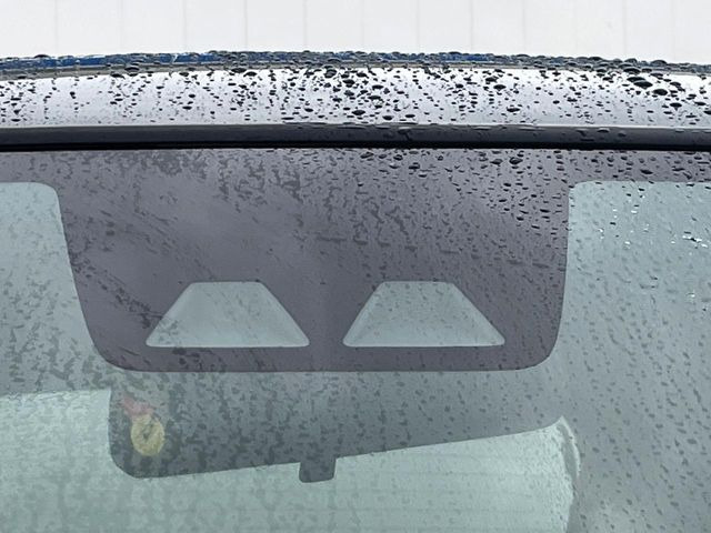 【スマートアシスト】走行中に前方の車両等を認識し、衝突しそうな時は警報とブレーキで衝突回避と被害軽減をアシスト。より安全にドライブをお楽しみいただけます。