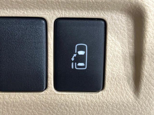 【パワースライドドア】スマートキーや運転席のスイッチでスライドドアの開閉が可能♪電動だから力を入れてドアを開ける必要が無く、小さいお子様でも、重い荷物を持っている時もラクに開け閉めできます♪