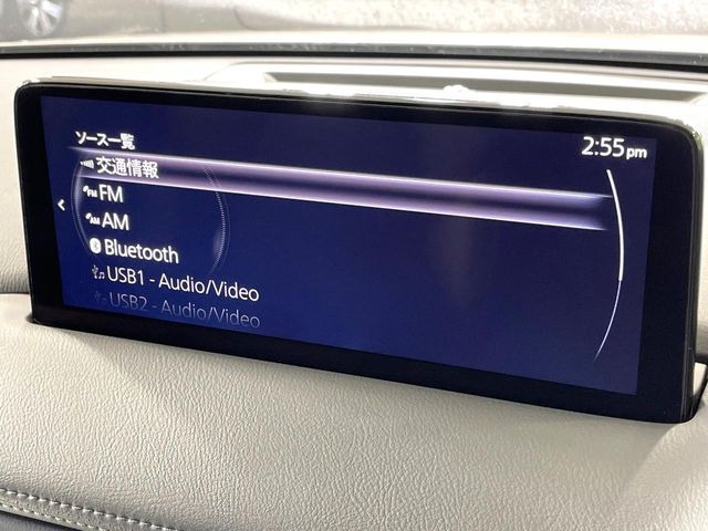 【10.25インチマツダコネクト】車内の雰囲気にマッチした大型ディスプレイ。スマホ接続でのナビ使用やBluetooth再生等、様々な機能が楽しめます。直感的なダイヤル操作が可能で、使い勝手も良好です。