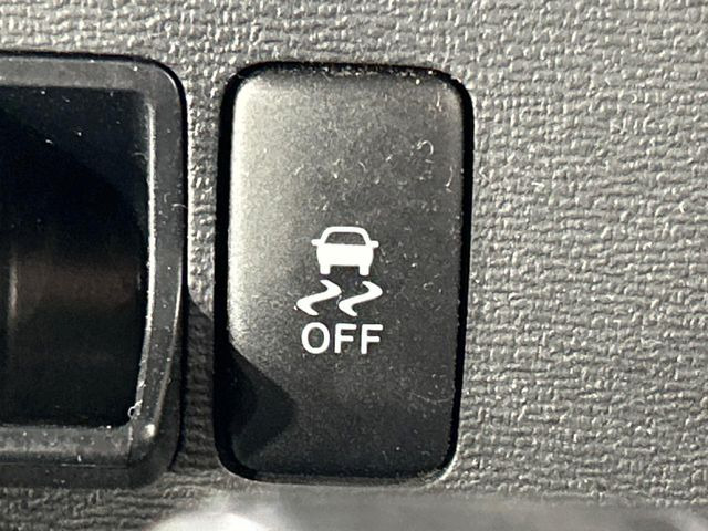 【横滑り防止装置】車両の横滑りを感知すると、自動的に車両の進行方向を保つように車両を制御します。雨の日など滑りやすい路面状況でも安全な運転が可能です。