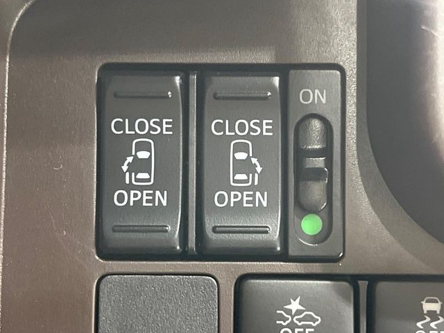 【両側パワースライドドア】スマートキーや運転席のスイッチで後席両側スライドドアの開閉が可能♪電動だから力を入れてドアを開ける必要が無く、小さなお子様でも簡単に開け閉めでき快適です♪