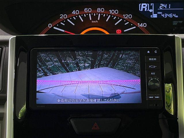 【バックカメラ】駐車時に後方がリアルタイム映像で確認できます。大型商業施設や立体駐車場での駐車時や、夜間のバック時に大活躍!運転スキルに関わらず、今や必須となった装備のひとつです!