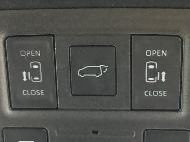 【両側パワースライドドア】スマートキーや運転席のスイッチで後席両側スライドドアの開閉が可能♪電動だから力を入れてドアを開ける必要が無く、小さなお子様でも簡単に開け閉めでき快適です♪