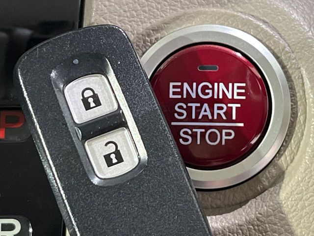 �yHonda�X�}�[�g�L�[�z�J�o����|�P�b�g�ɓ��ꂽ�܂܂ł��h�A�̎{���E�������\�ȃX�}�[�g�L�[�𑕔��B�G���W���̃I���E�I�t�����J�M�����o���K�v����������Ƃ��Ă��֗��ł���