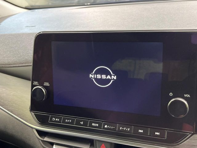 【メーカー純正ナビ】インテリアに溶け込むスタイリッシュな「専用設計」メーカーナビを装備♪視認性や操作性など基本性能にも優れ、より上質なカーライフをお楽しみいただけます。