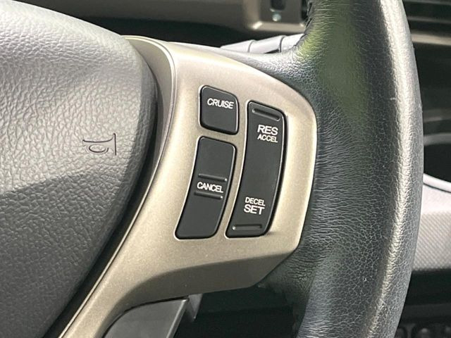 【クルーズコントロール】高速道路もラクラク走行。アクセルを離しても一定速度で走行ができ、長距離運転時の負担を軽減!加速・減速も簡単なスイッチ操作で調整できます。