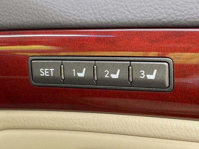 【メモリー機能付きパワーシート】ドライバーごとに設定したシート位置を記憶して、ボタン一つで切り替えできる便利な機能!運転する方が複数名いらっしゃるご家庭におすすめです♪