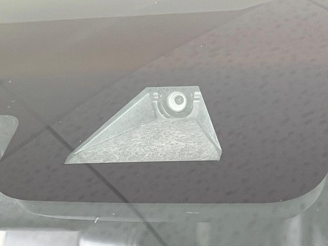 【プリクラッシュセーフティ】前方の車両等を検知し、衝突しそうな時は警報で注意を促し、ブレーキを踏む力をサポート。ブレーキを踏めなかった場合は衝突被害軽減ブレーキが作動、衝突回避をサポートします。