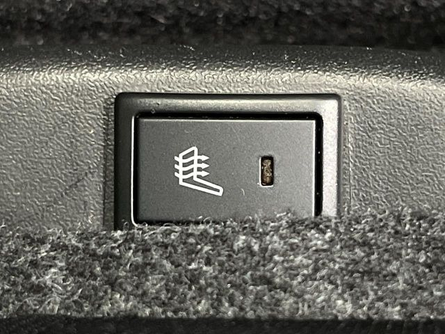 【シートヒーター】寒い日に重宝するシートヒーター!エアコンより早く温まってくれるので寒がりの人も安心ですね♪エアコンの温風は乾燥するから苦手、という方にもをおすすめです。