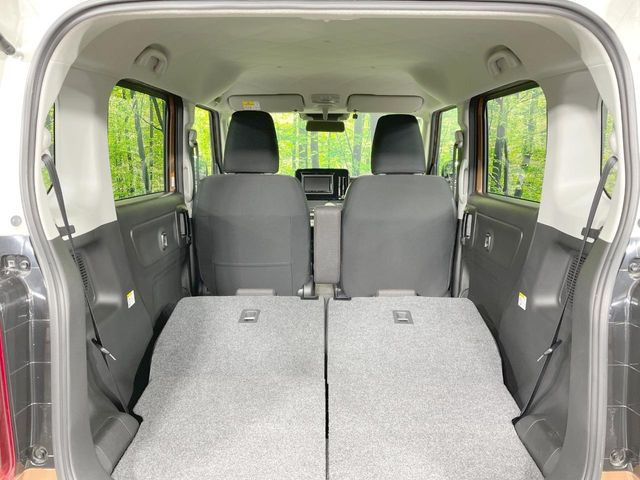後席を格納すると、これだけの広さが!シーンに合わせたシートアレンジで、大きな荷物も積むことが出来ます♪