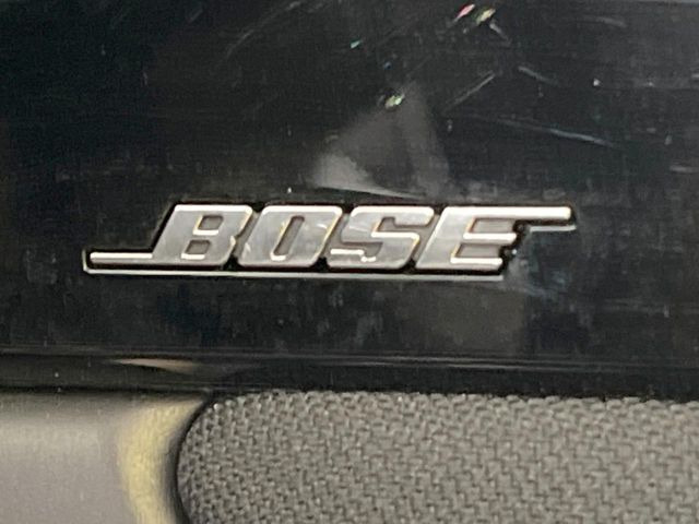 【BOSEサウンドシステム】メーカーオプションの高品位サウンドシステムを搭載。専用のチューニングが施された大小様々なスピーカーから良質なサウンドが奏でられ、臨場感あふれる音響空間を演出します。